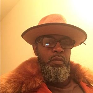 Meet your Posher, Troy